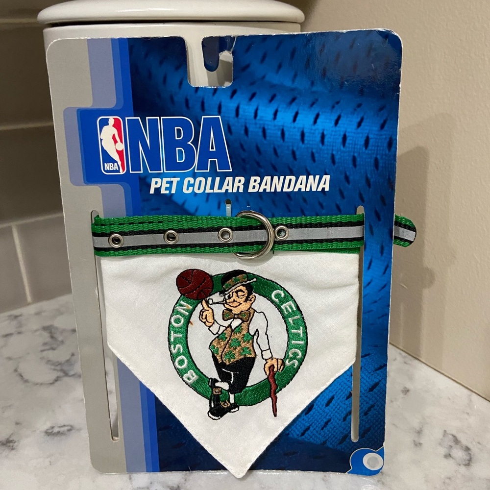 NBA-Licensed Boston 
Celtics Adjustable Size Bandana Pet Collar